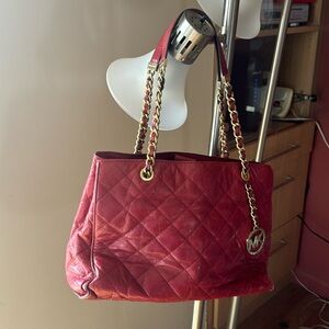 Used Micheal Kors Susannah quilted tote-Red leather ♥️